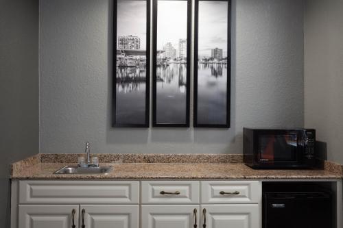 La Quinta by Wyndham St. Petersburg Northeast *Newly Renovated - image 13