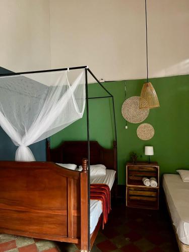 1 king bed, 1 twin bed