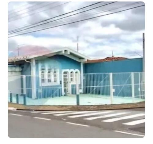 Quarto e cozinha semi mobiliado de fundo privado