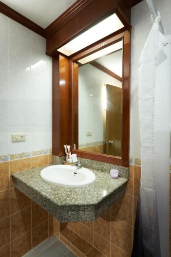 room detail thumbnail 2