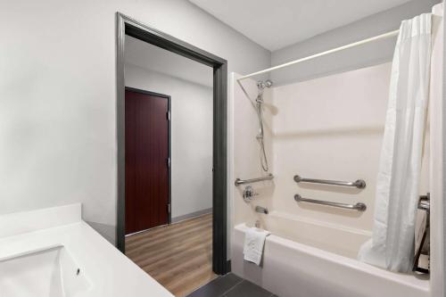 Microtel Inn & Suites by Wyndham Tulsa East - image 6