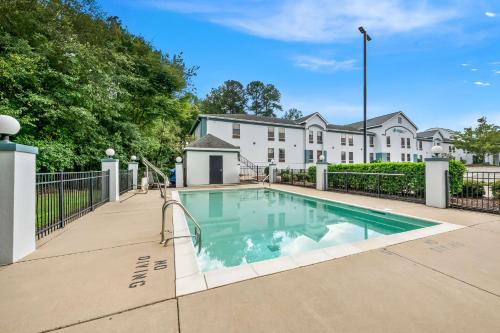 Clarion Pointe Apex – Holly Springs - 수영장
