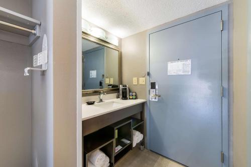 Clarion Pointe Greensboro Airport - image 7
