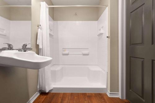 Eagles Den Suites Cotulla a Travelodge by Wyndham in Cotulla, USA