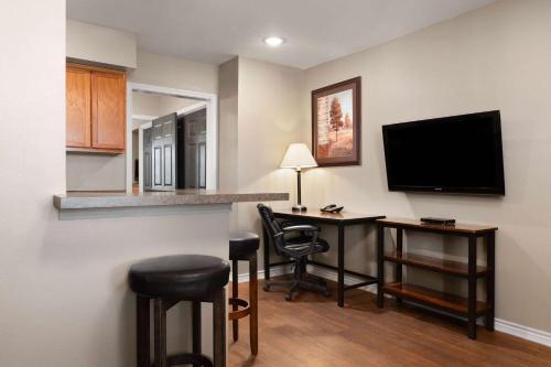 Eagles Den Suites at Cotulla - image 3