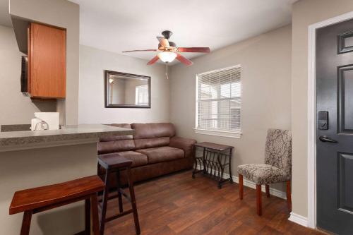 Eagles Den Suites at Cotulla - image 4