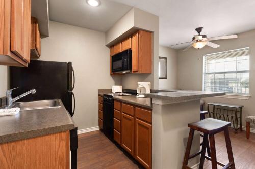 Eagles Den Suites at Cotulla - main image