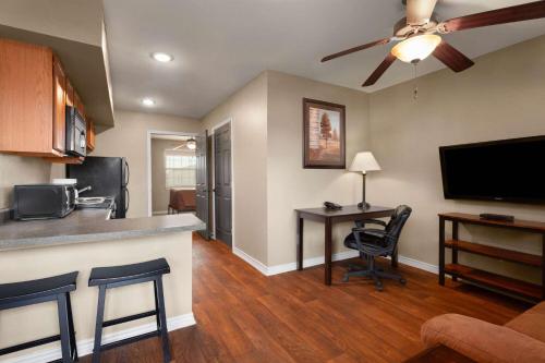 Eagles Den Suites at Cotulla - image 11