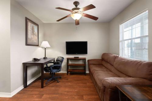 Eagles Den Suites at Cotulla - image 8