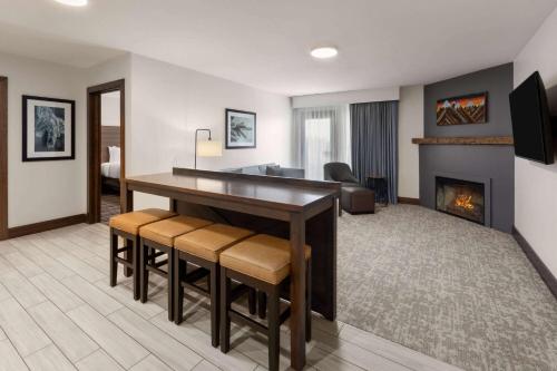 King Lodge Suite with Sunset View and Bathtub w/Grab Bars - Mobility Accessible/Non-Smoking