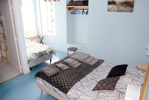 1 double bed, 1 twin bed