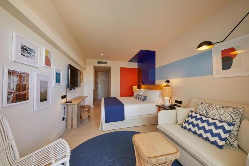 2 twin beds, 1 sofa bed