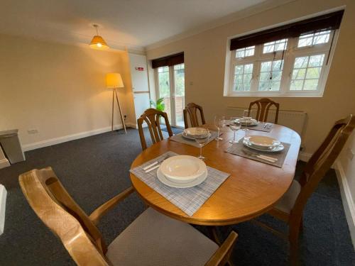 บริการและสิ่งอำนวยความสะดวก, Redhill Residential in เรียเกท