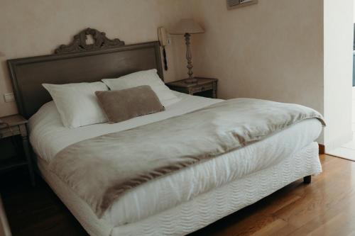 1 queen bed, 1 sofa bed