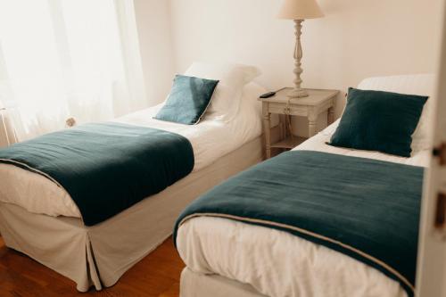 2 twin beds