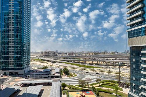 Chill Studio with Balcony and Pool View, Dubai (photo 2)