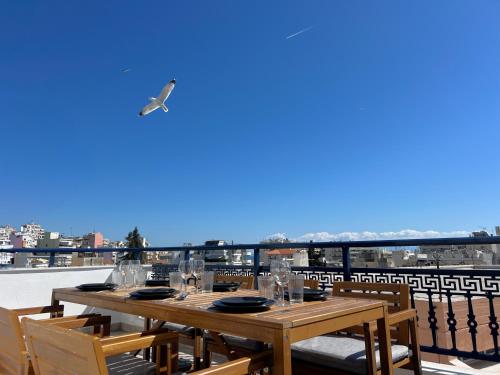 parveke/terassi, Maisonette with Stunning Terrace & Private Garage - By Solstad in Kavala