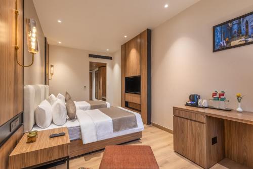 Classic Twin Room image 4