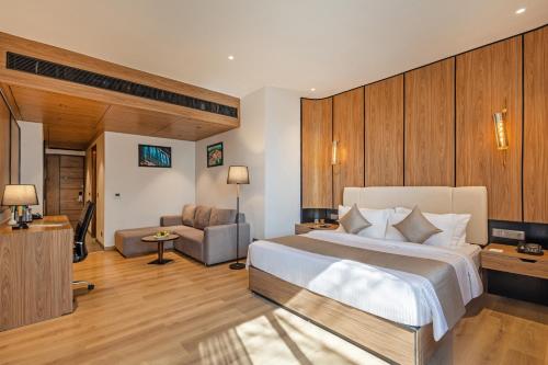 Premier Double Room image 2