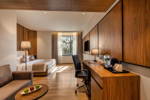 Premier Double Room image 3