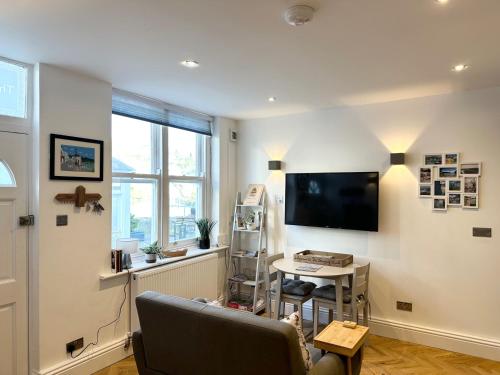 The Slipway Suite Fowey Harbour & Parking 1 Min The Slipway Suite Fowey Harbour & Parking 1 Min