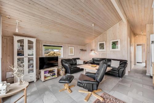 Vista exterior, Cozy Holiday Home With A Large Enclosed Terrace in Ringkobing