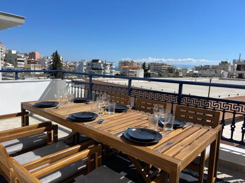 parveke/terassi, Maisonette with Stunning Terrace & Private Garage - By Solstad in Kavala