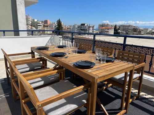 parveke/terassi, Maisonette with Stunning Terrace & Private Garage - By Solstad in Kavala