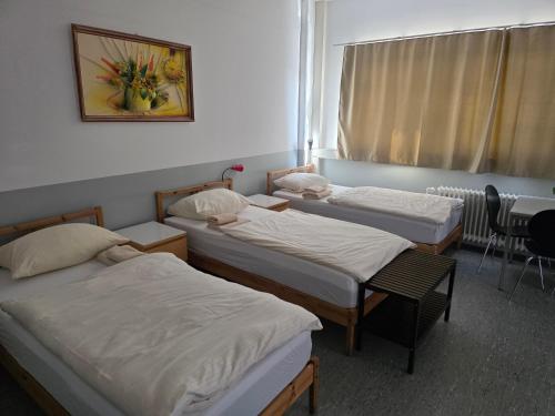 4 twin beds
