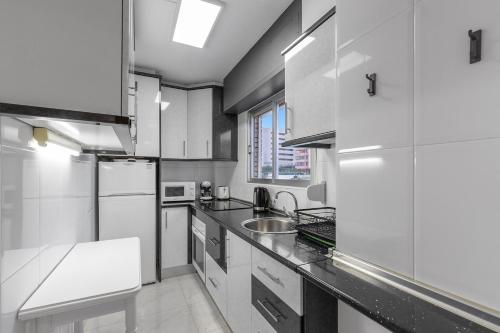 Arenales Seaside Apartment - Pool, Beach & Parking in Arenales Del Sol