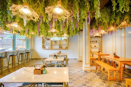 مطعم, ORZU Boutique Stays Burwa Manali in Palchan