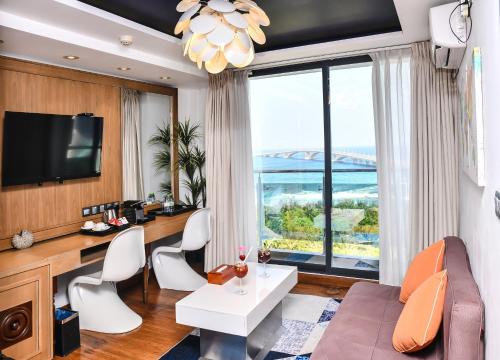 Beehive Premier Room Type - Deluxe Suite with Sea View