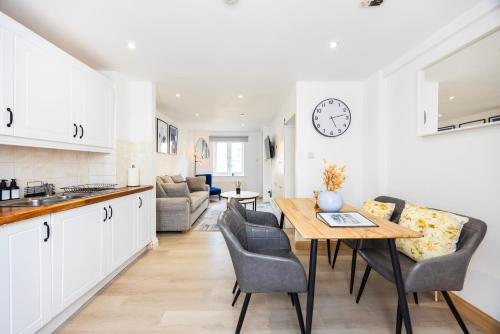 Bright 2-Bedroom London Home with Garden, Free Parking, Smart TVs near Thames Riverside and Canary Wharf, Londyn
