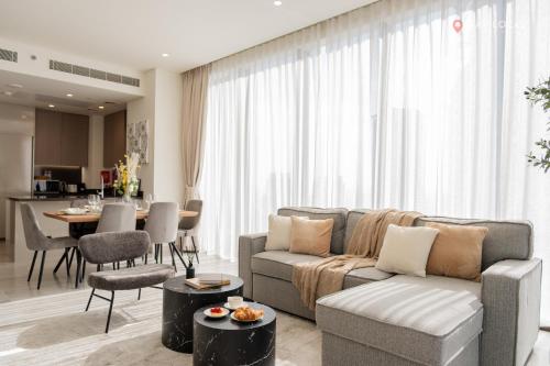 Brand New 1BR Sanctuary I Stay in Style l Lifestyle & Wellness I Canal & Burj Khalifa Views, Dubaï (photo 5)