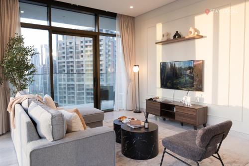 Brand New 1BR Sanctuary I Stay in Style l Lifestyle & Wellness I Canal & Burj Khalifa Views, Dubaï (photo 4)