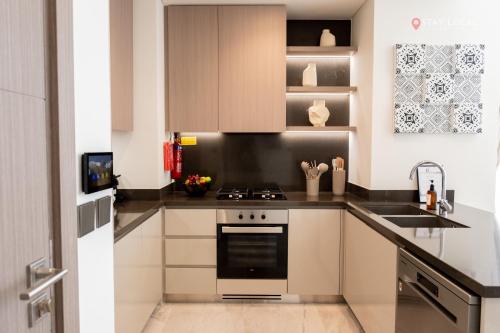 Brand New 1BR Sanctuary I Stay in Style l Lifestyle & Wellness I Canal & Burj Khalifa Views, Dubaï (photo 10)