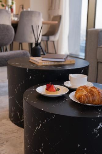Brand New 1BR Sanctuary I Stay in Style l Lifestyle & Wellness I Canal & Burj Khalifa Views, Dubaï (photo 9)