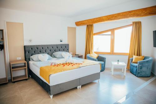 King Room with Lake View image 2