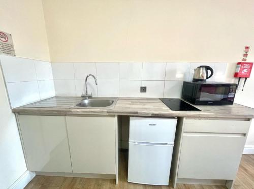 Crompton Guest House near Hounslow Central Tube Station