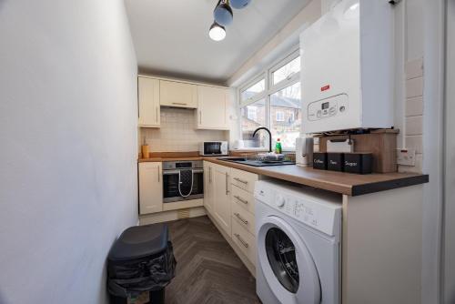 Modern & Cozy 2BR Stay in Darlington, Darlington (photo 4)