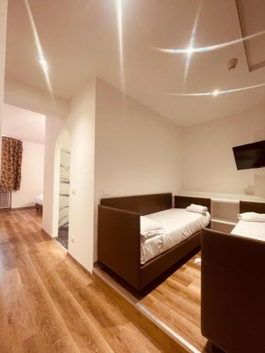 Hotel Holiday - image 3