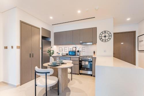 City Vibe 1BR with Outdoor Space, Walking Distance to Burj Khalifa and Dubai Mall, Grande, Downtown Dubai by Deluxe Holiday Homes, Dubai (photo 6)