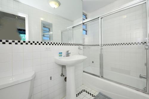Charming 3-Bedroom Apartment in Midtown West - image 10