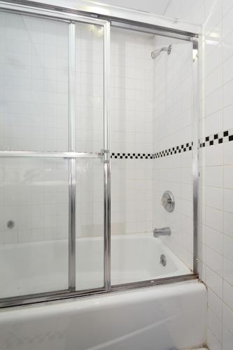 Charming 3-Bedroom Apartment in Midtown West - image 4