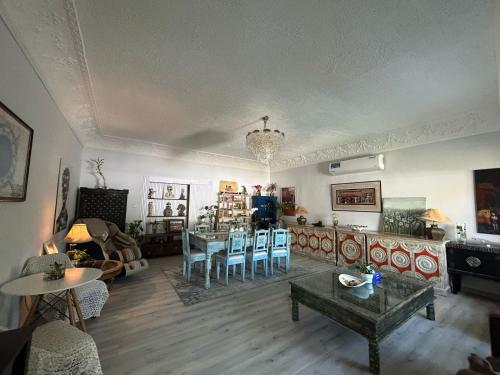 Cozy and Vibrant Room in villa Al Wasl #3