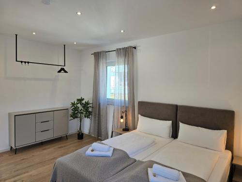 ADA5, Apartment mit Küche, Badewanne, Balkon, Terrasse, Parkplatz vor dem Haus, ruhig gelegen (Großes Apartment mit Kuche, Dusche, Badewanne, Balkon, Parkplatz vor dem Haus, schnelles Internet, A) in คูล์มบาค