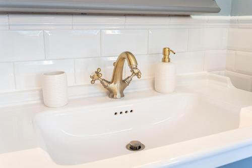 Luxury Period 7 Bed Mansion near Warner Bros