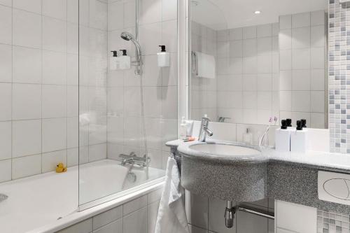 Superior Twin Room image 4