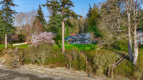 Sunny Blue Beach House - main image