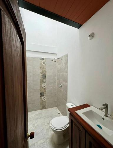 Apartamento nuevo cerca plaza con parqueo - image 4